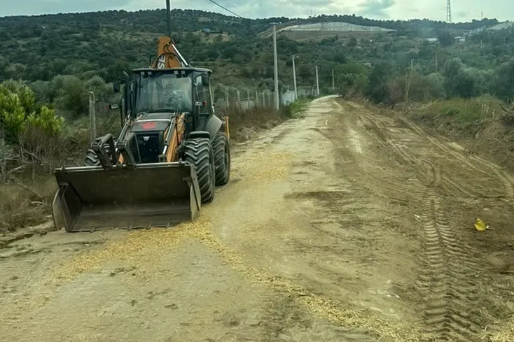 Efeler’de çiftçinin yüzü gülüyor: Tarlaya giden yollar baştan aşağı yenileniyor