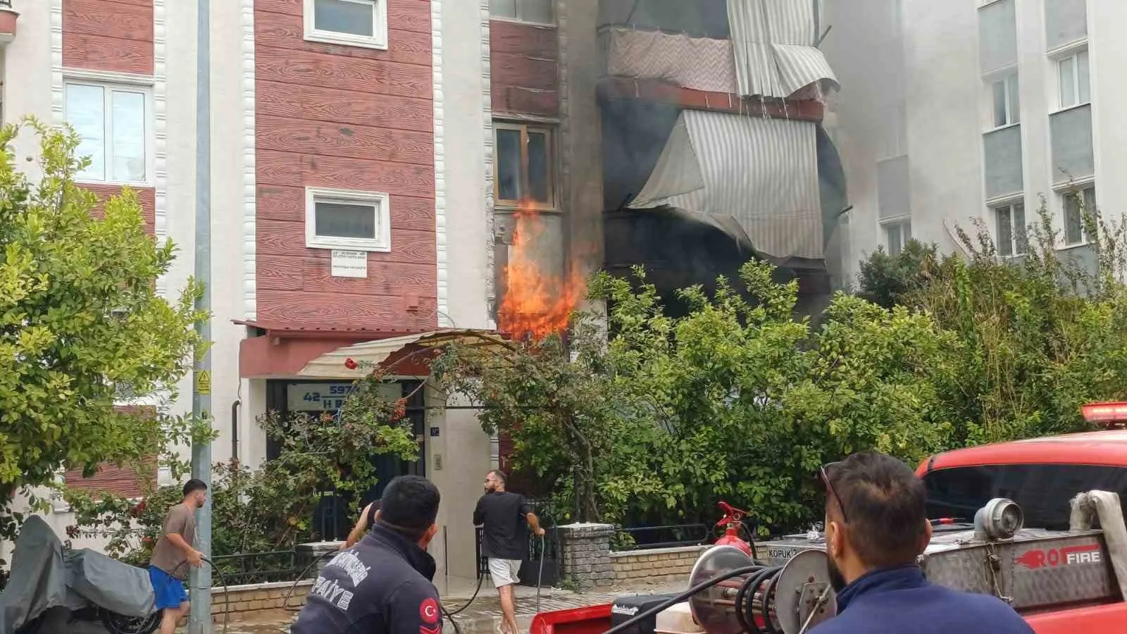 Aydın'da apartman dairesinde dumanlar yükseldi: Ekipler bölgeye sevk edildi