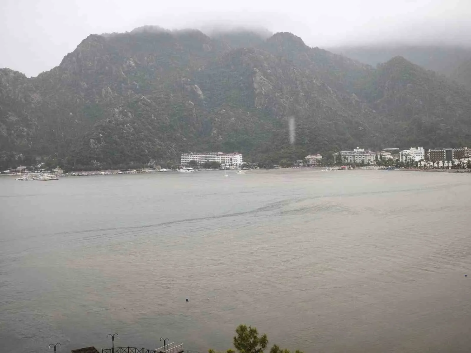 Marmaris'te doğa alarm verdi: Turkuaz sular çamura bulandı