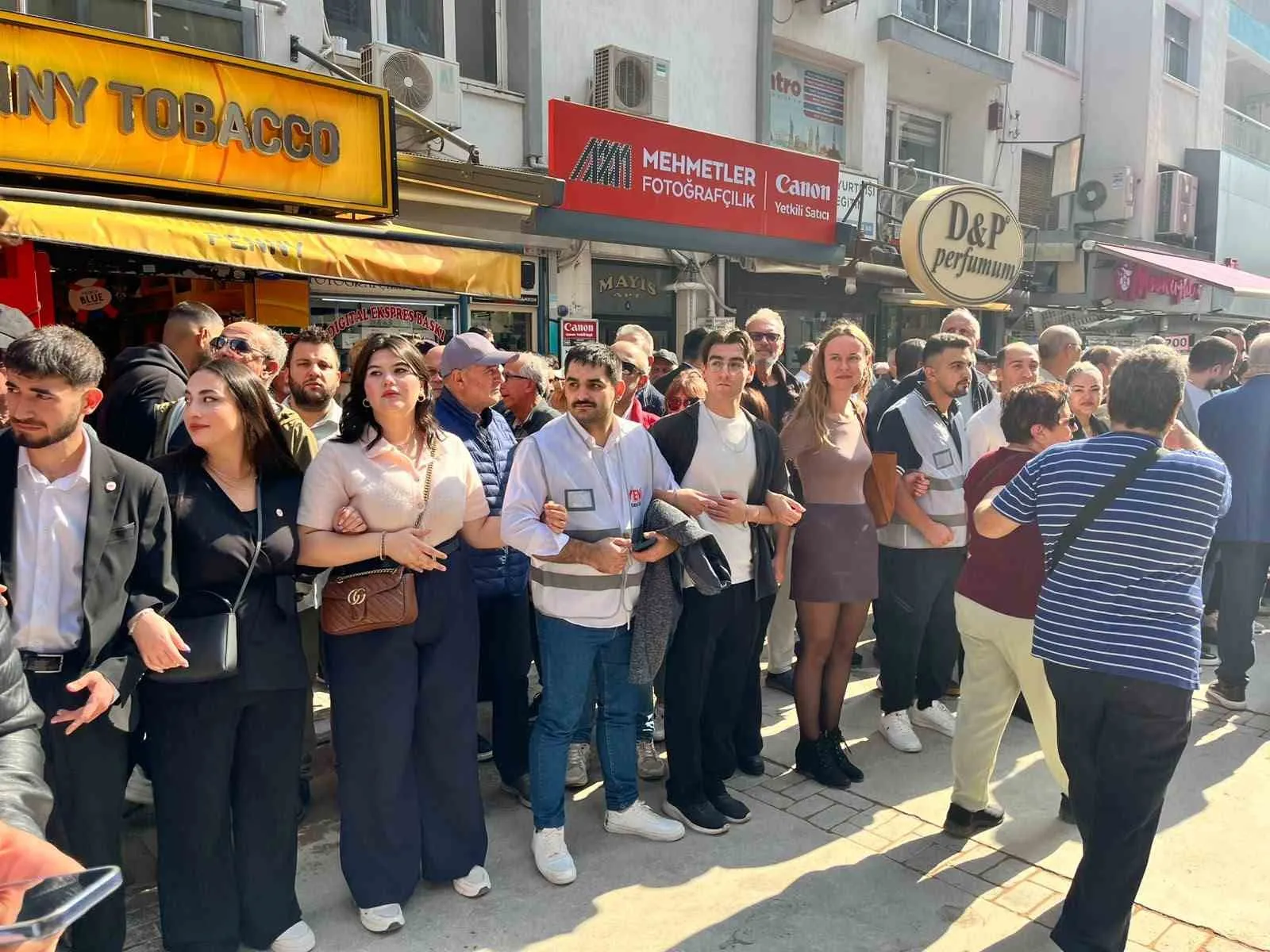Gazetecilerin eyleminde şaşırtan görüntü: Partililer güvenlik görevine soyundu