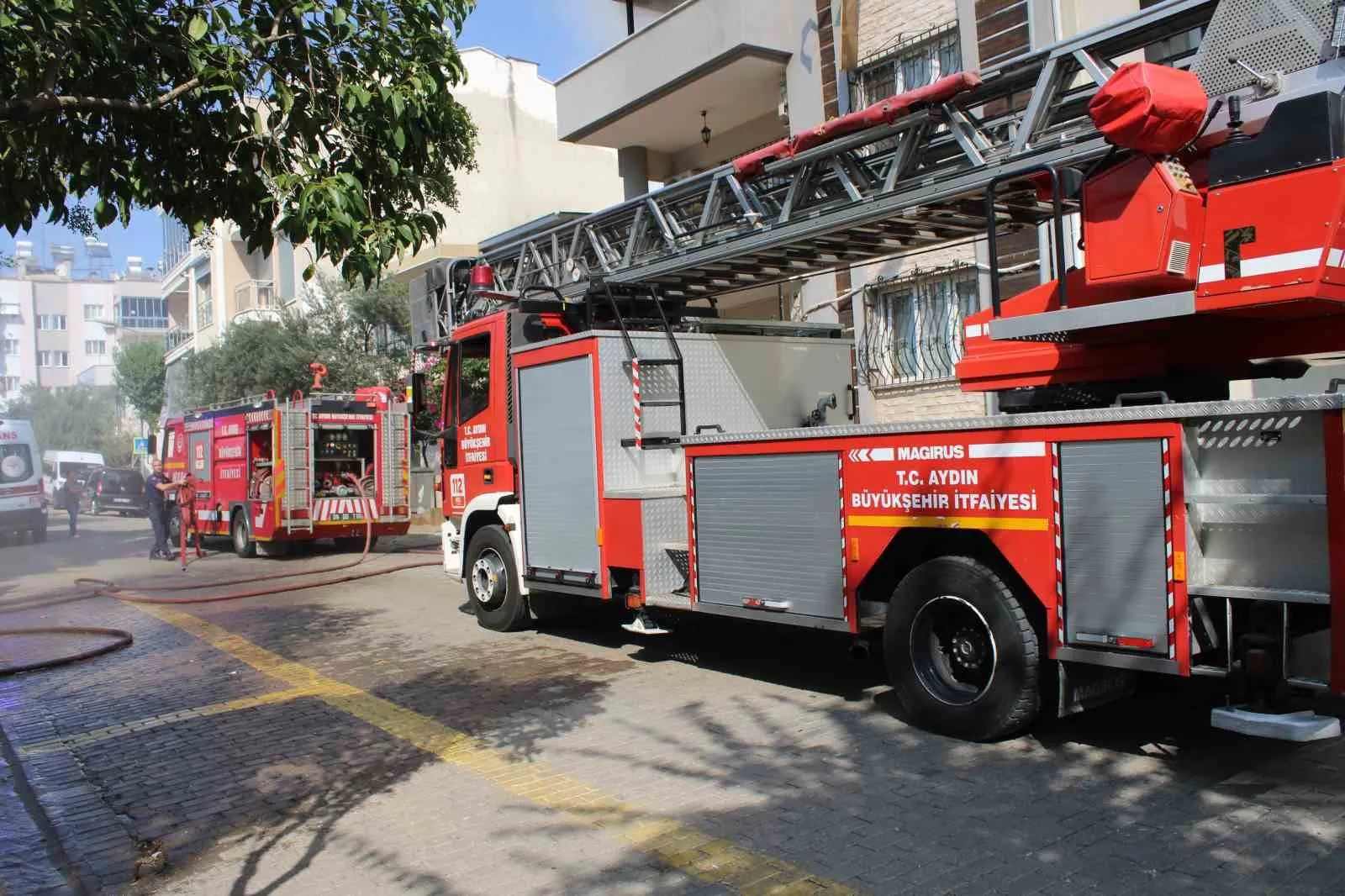 Efeler'de çatı katı alevlere teslim oldu: Tahliye edilen bina sakinleri büyük korku yaşadı