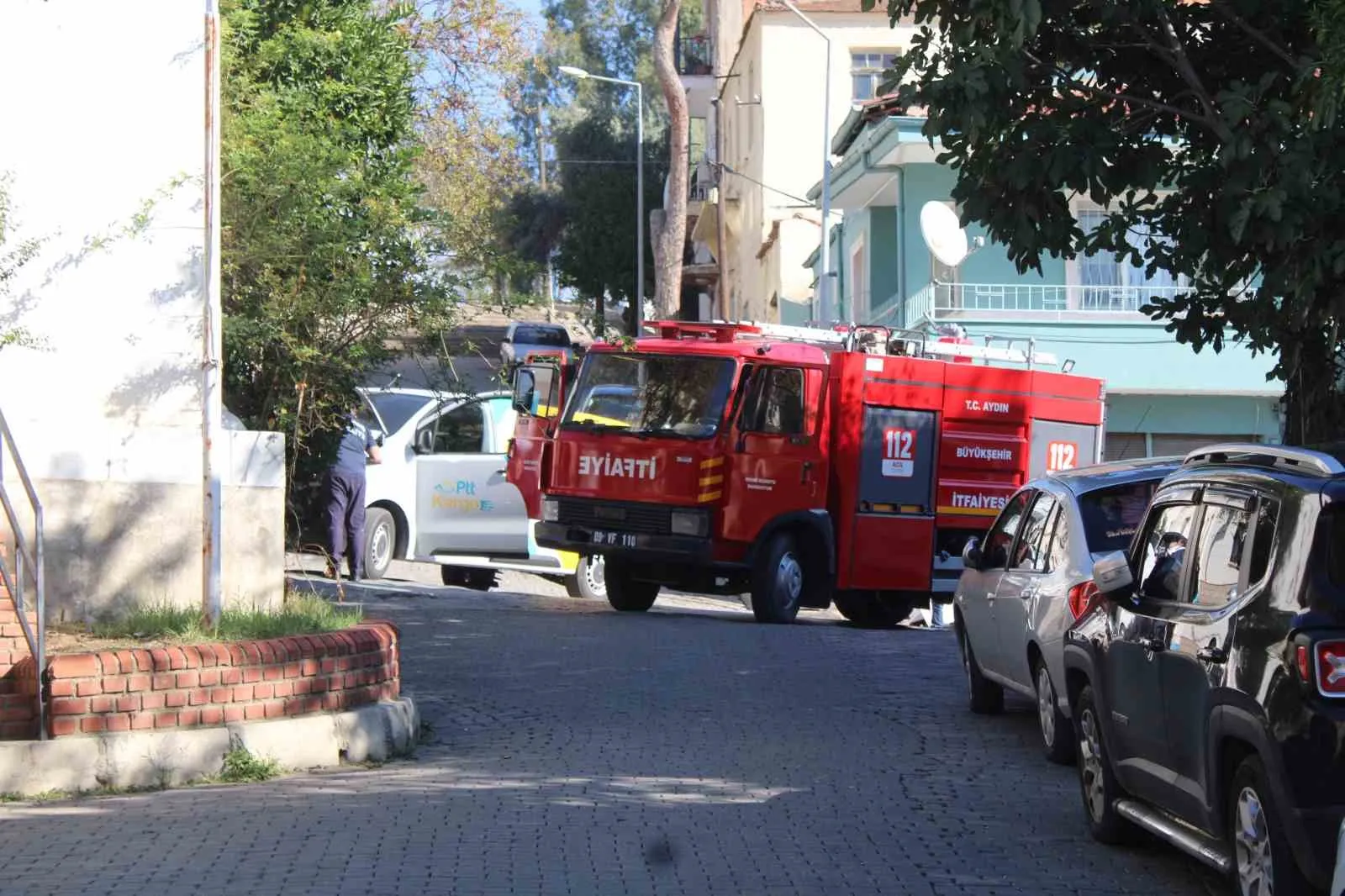 Efeler'de nakliye aracında duman alarmı: Para dolu kamyonet güvenli bölgeye çekildi