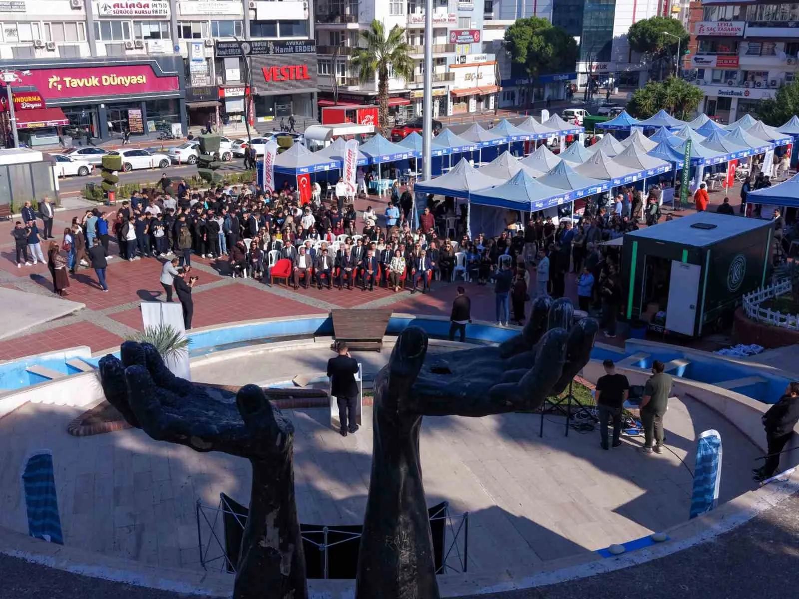 Aliağa'da iş arayanlar ile dev şirketler aynı çatı altında buluştu