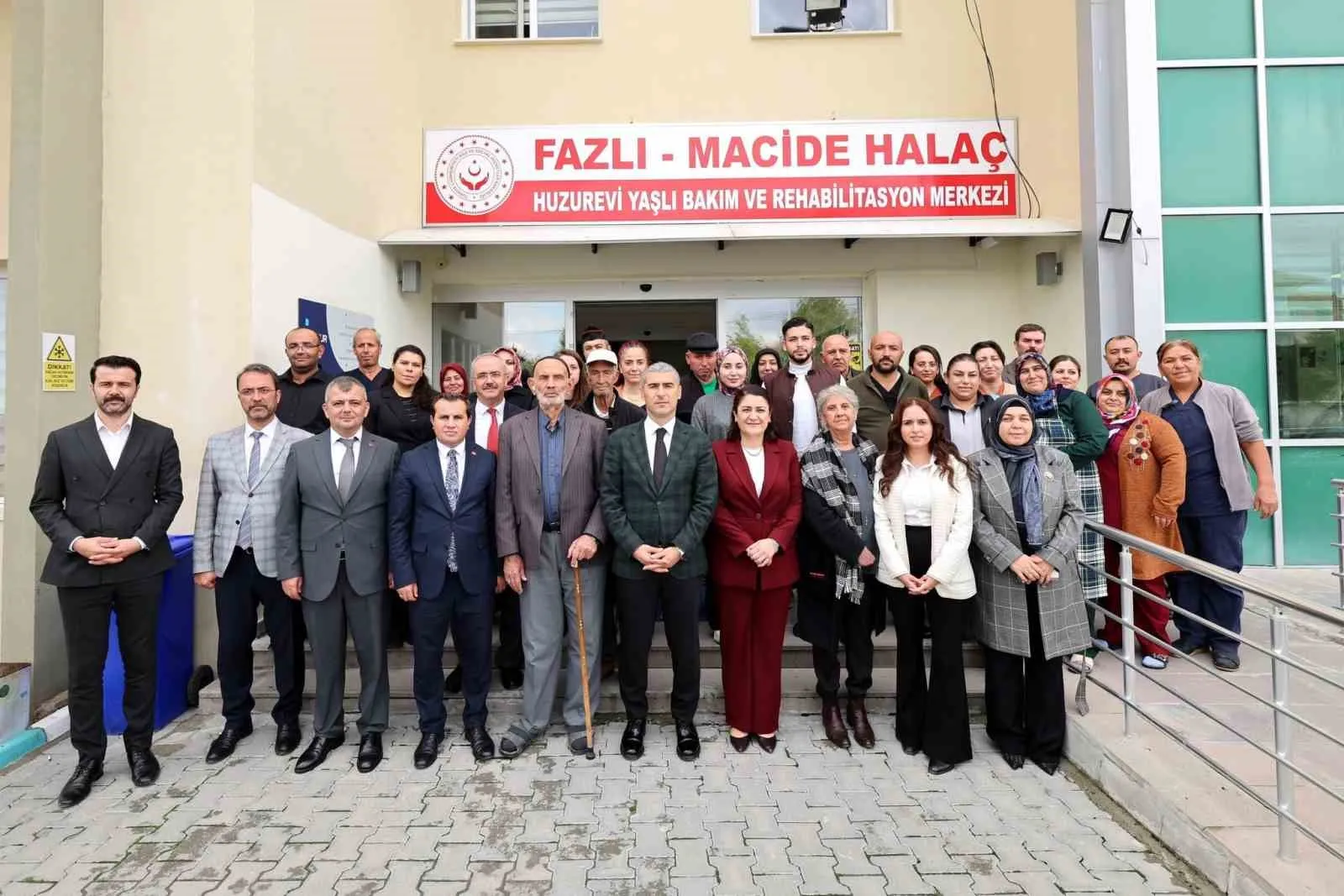 Vali Aktaş'tan huzurevi sakinlerine anlamlı ziyaret: Çınarların sofrasına konuk oldu