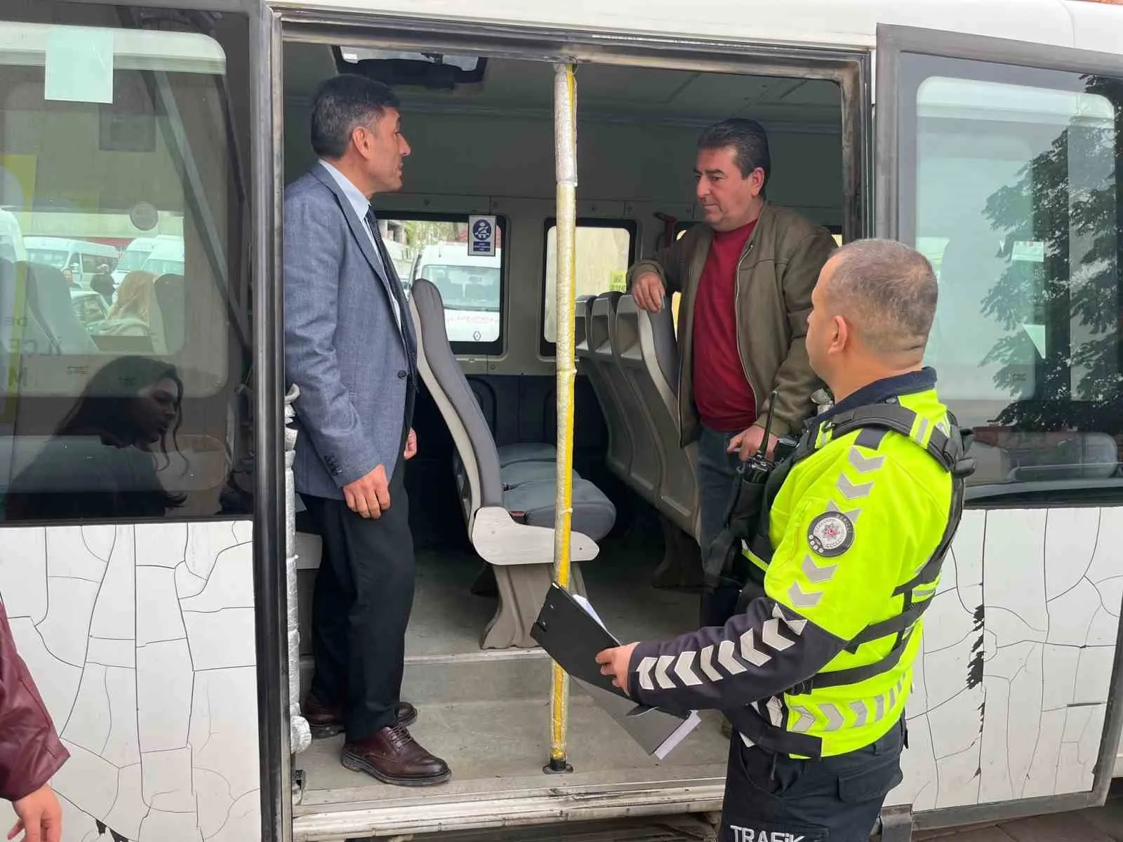 Çivril’de servis seferberliği: Öğrencilerin güvenliği için denetim masası kuruldu