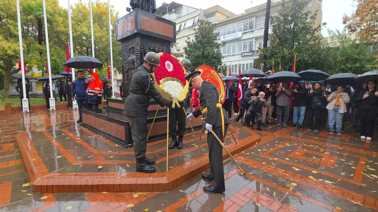 Nazilli’de Cumhuriyet kutlamalarına sağanak engeli: Protokol ve vatandaşlar sırılsıklam oldu