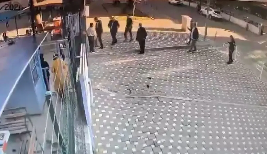 Ödemiş'te okul önünde şok eden kavga: Bekçiye saldıran kişi meslektaş çıktı