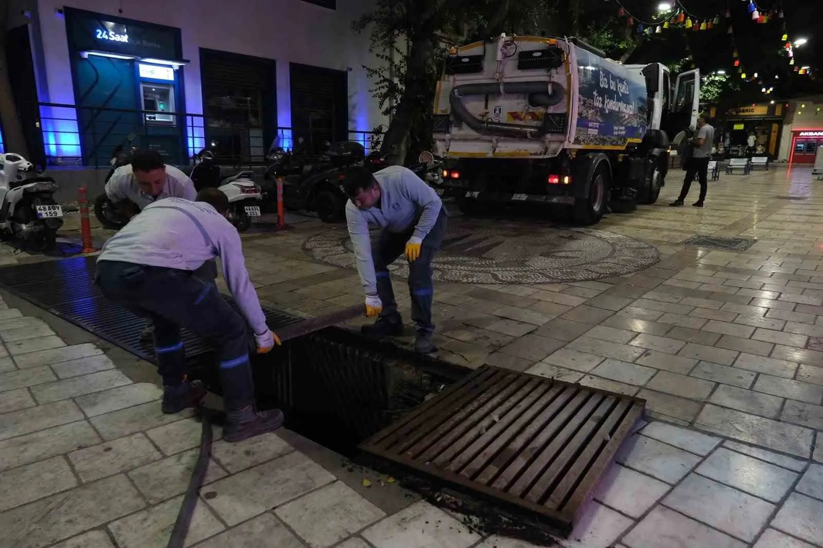 Bodrum’da yağmur öncesi alarm: Mazgalları tıkayan izmarit dağları temizlendi