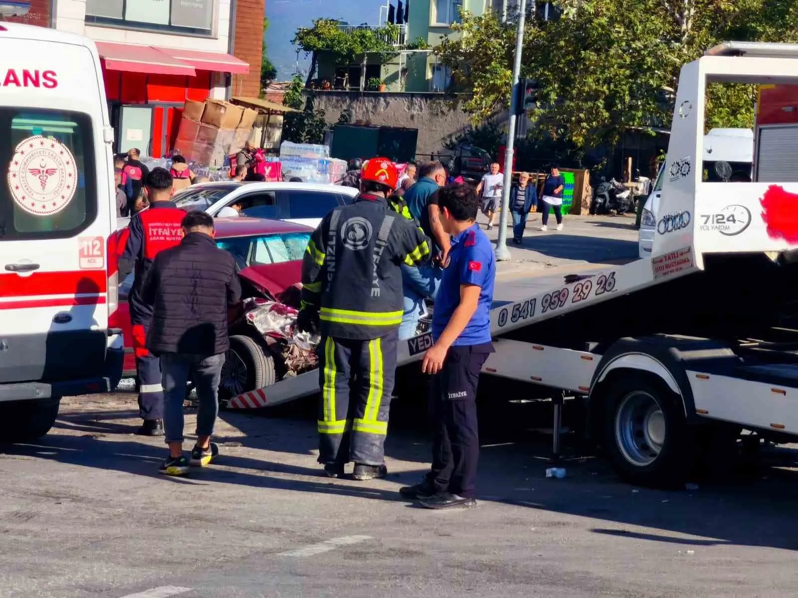 Denizli'de kural tanımayan sürücü faciaya davetiye çıkardı: Otomobil hurdaya döndü