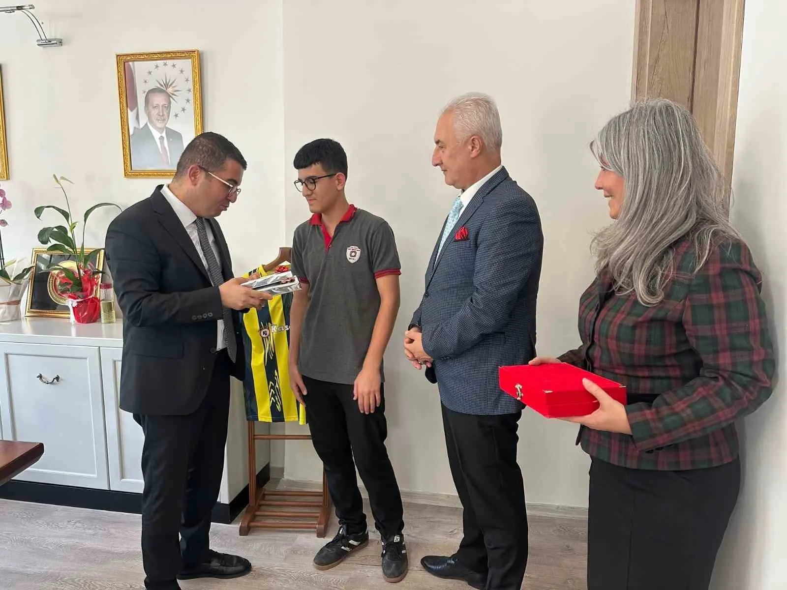 Yerdeki bayrağı görünce kayıtsız kalamadı: Kaymakam Daştan'dan genç öğrenciye özel tebrik