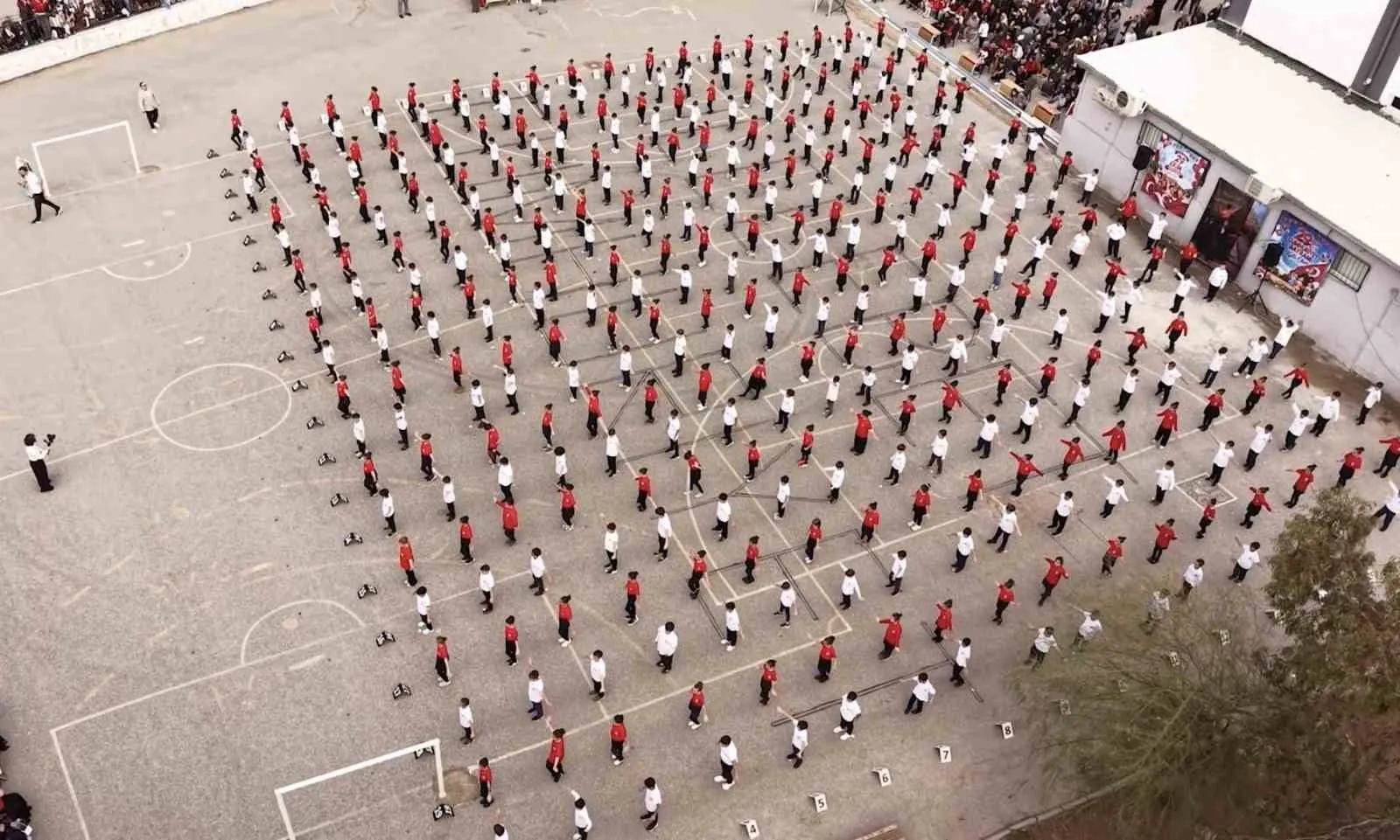 Buca’da 400 öğrenci tek yürek oldu: Gökyüzünden Cumhuriyet mesajı