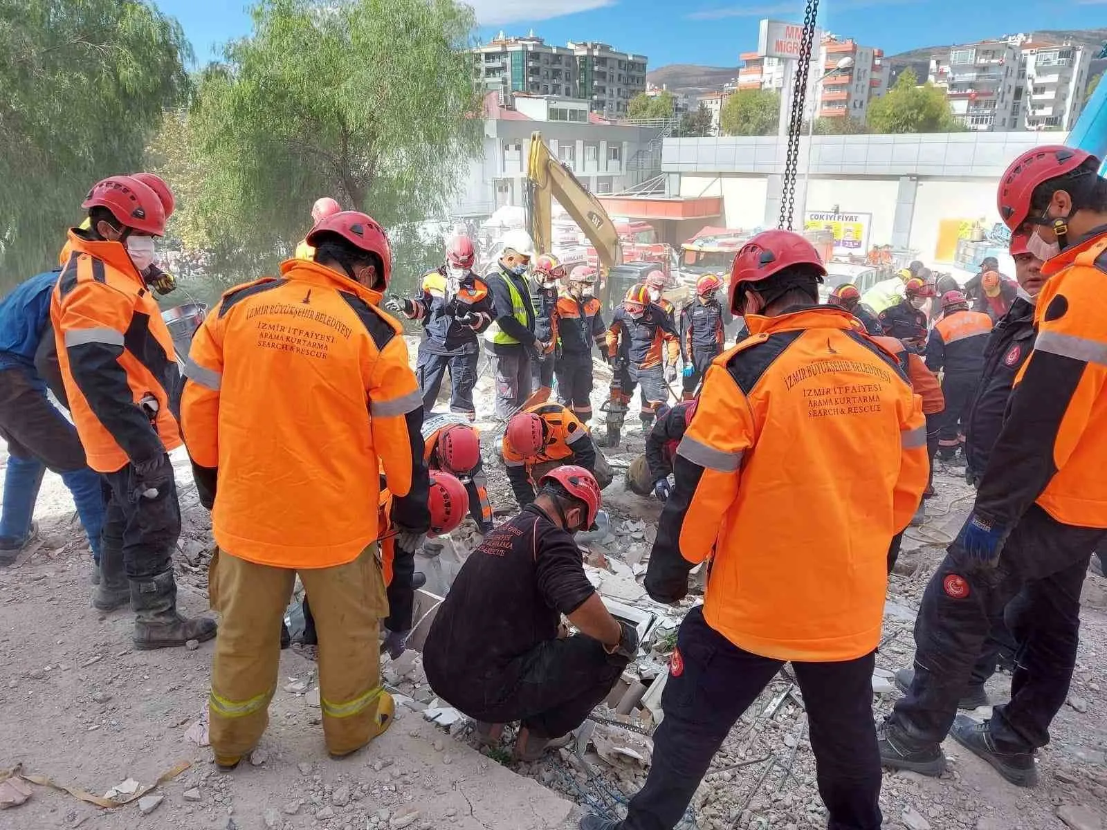 Enkazın görünmeyen kahramanları: 30 Ekim’in izleri yüreklerinde yaşıyor