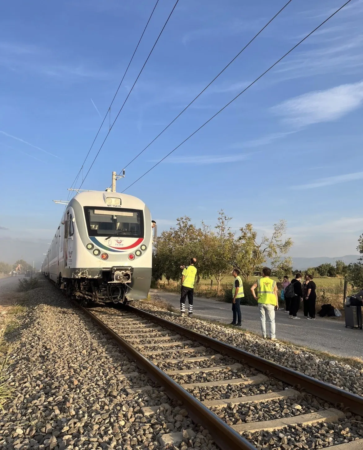 Bayındır’da raylar üzerinde can pazarı: Tren ile traktör çarpıştı