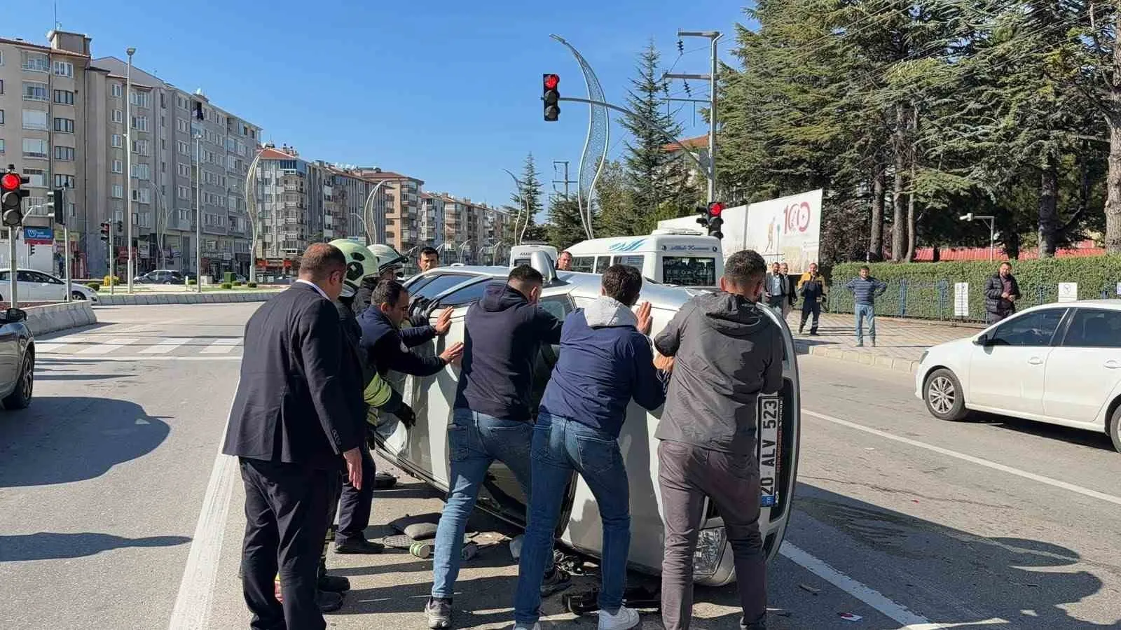 Afyonkarahisar'da trafik ışıklarında dehşet anları: Otomobil yan yattı