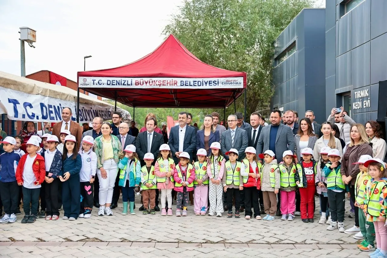 Denizli’de 4 Ekim coşkusu: Başkan Çavuşoğlu miniklerle barınağı ziyaret etti