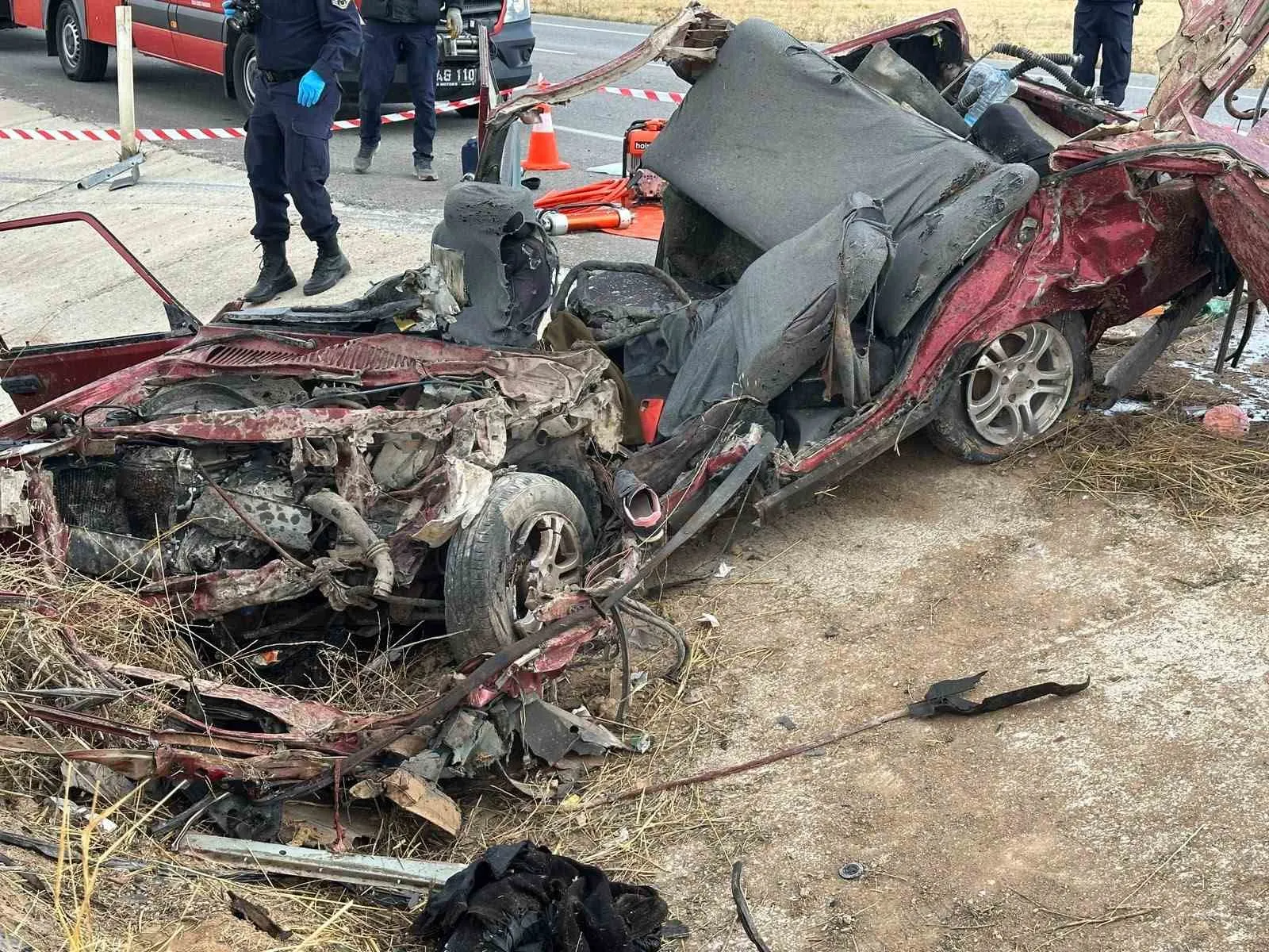 Uşak’ta kara yolunda büyük trajedi: Otomobildeki aileden kurtulan olmadı