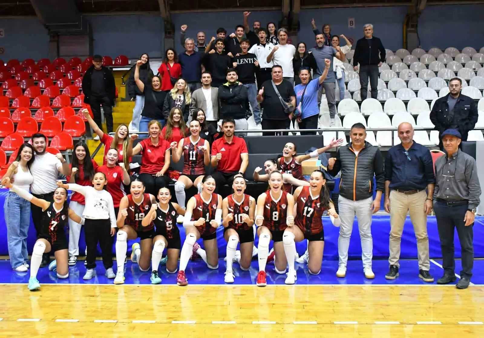 Manisa'da voleybol resitali: Yunusemre'nin Sultanları Altay engelini kayıpsız geçti