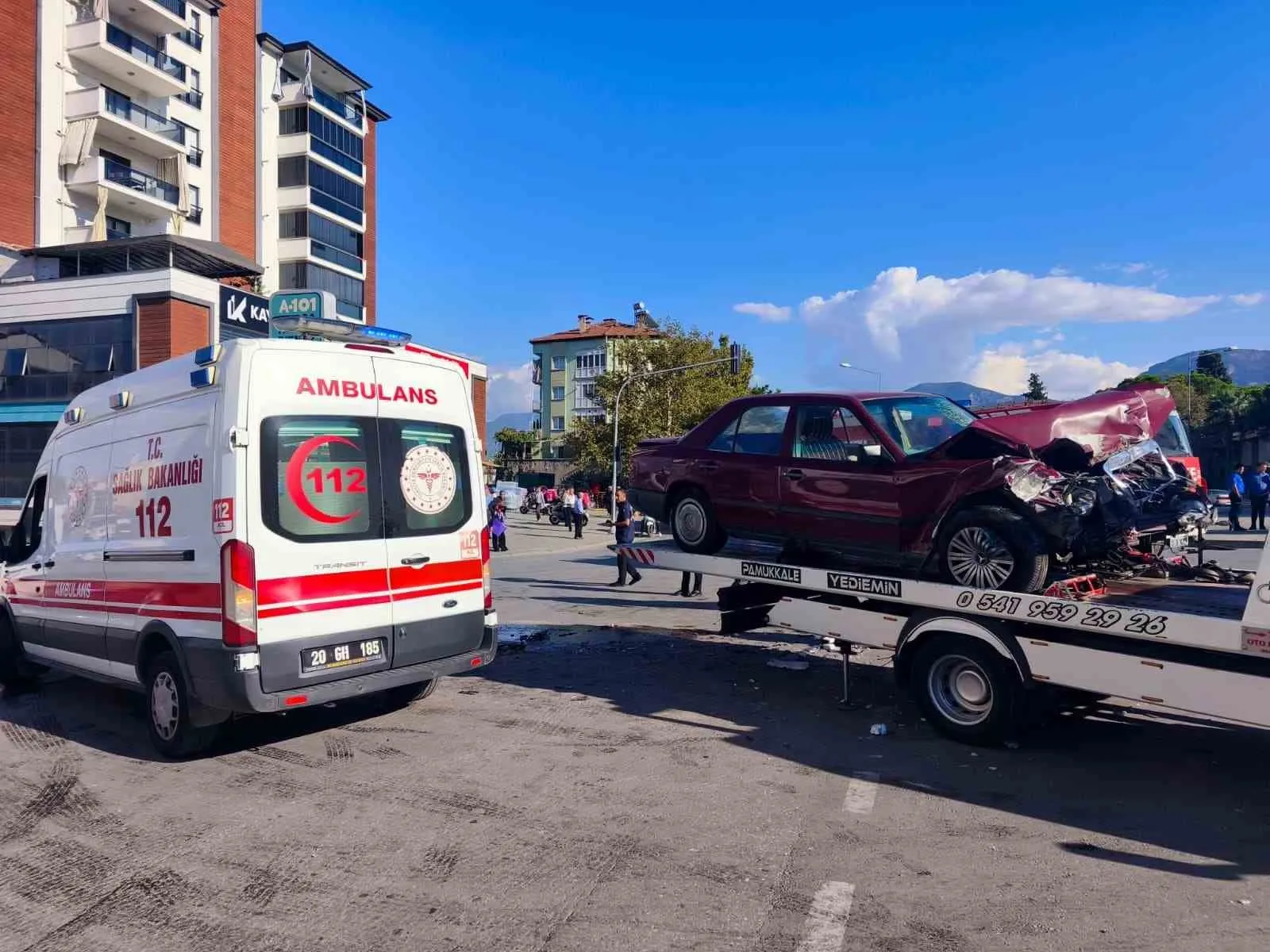 Denizli'de kural tanımayan sürücü faciaya davetiye çıkardı: Otomobil hurdaya döndü