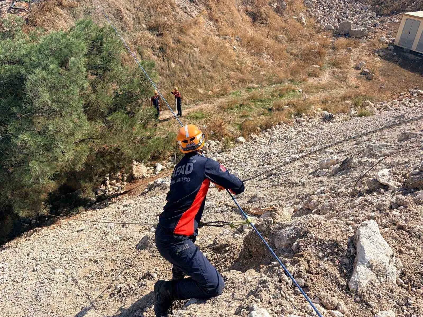 Buca’da çamur kabusu: Ekipler seferber oldu, can dostu ölümün kıyısından döndü