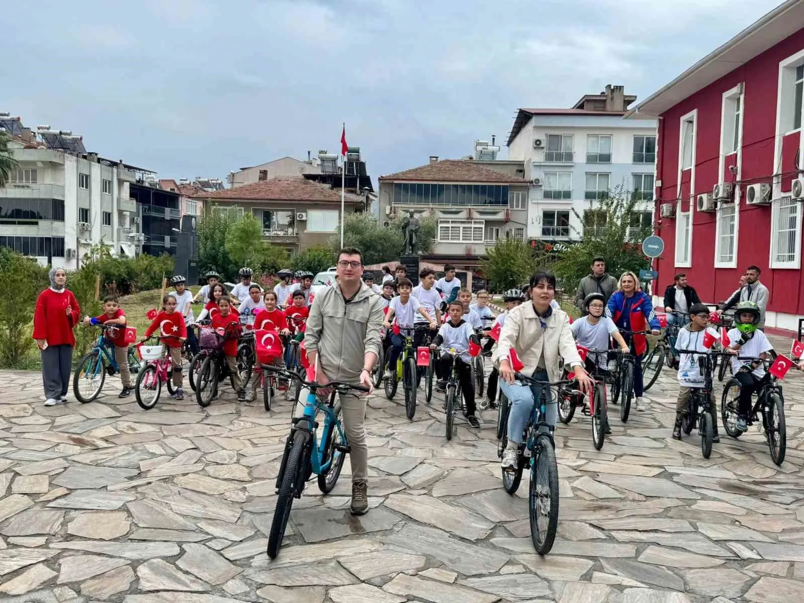 Bozdoğan’da iki teker üzerinde Cumhuriyet coşkusu: Öğrenciler bayram için sürdü