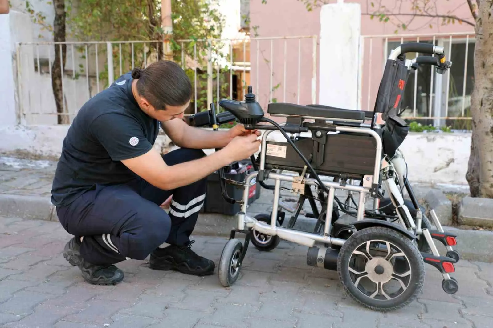 Muğla’da tekerlekli sandalyeler artık yolda kalmıyor: Belediye ekipleri kapıya kadar gidiyor
