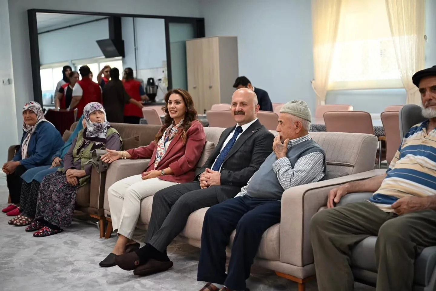 Aydın'da anlamlı buluşma: Vali Varol'dan yaşlılara moral ziyareti