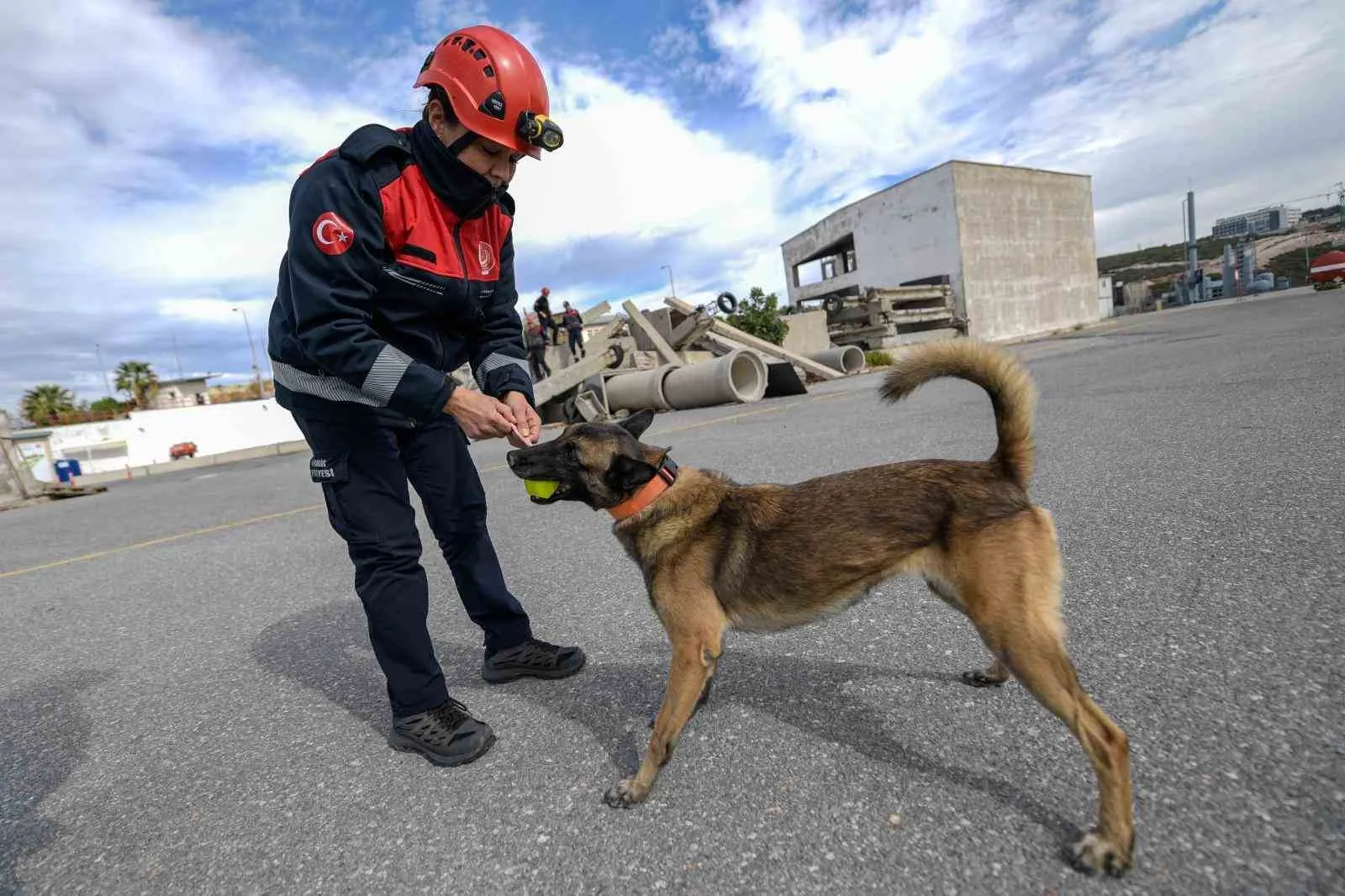 Evladının acısını umuda dönüştürdü: Stilettoları çıkardı, hayat kurtarmak için botlarını giydi