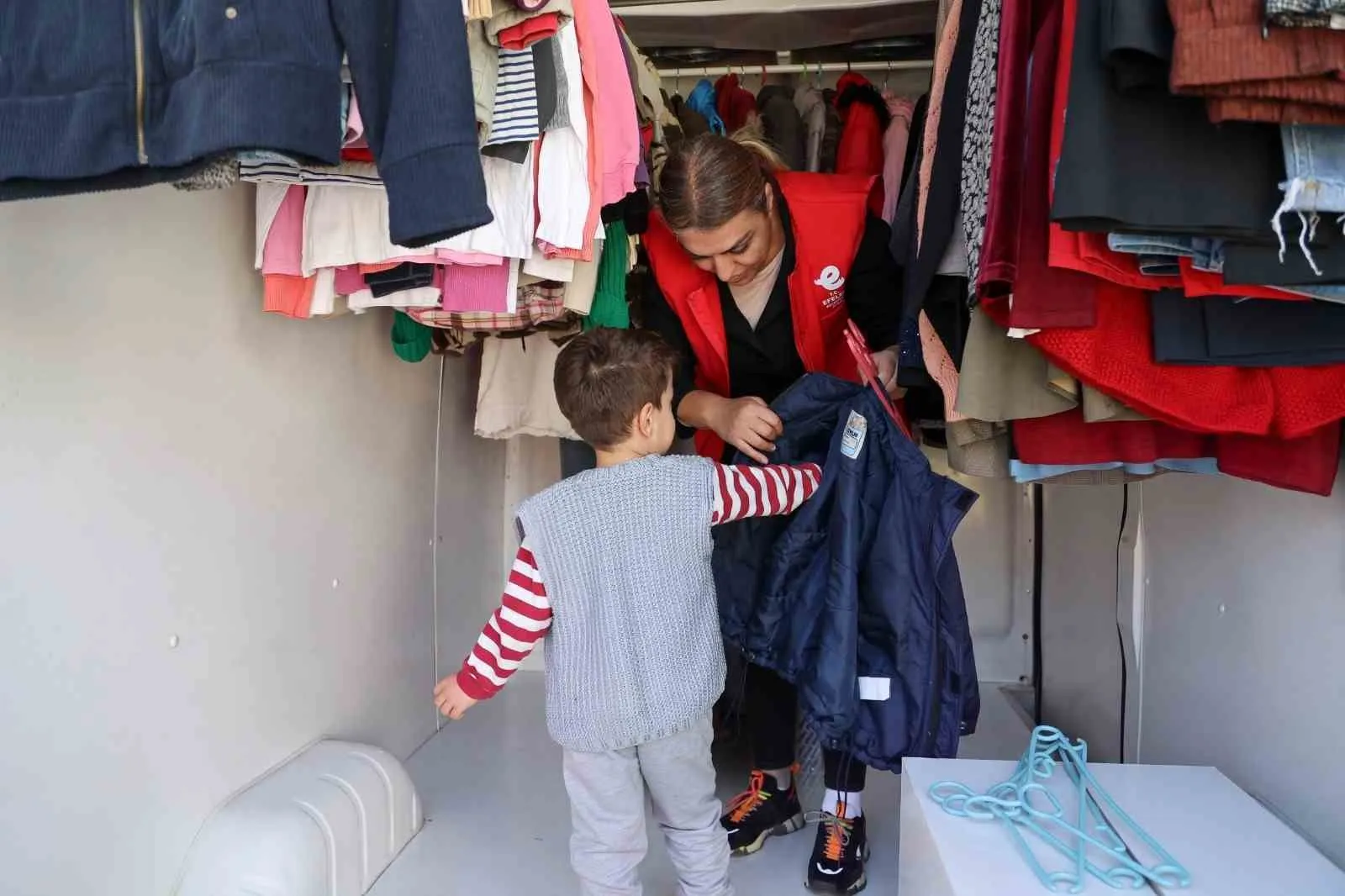 Efeler'de sosyal yardım kapıya geldi: İhtiyaç sahiplerinin yüzü gülüyor