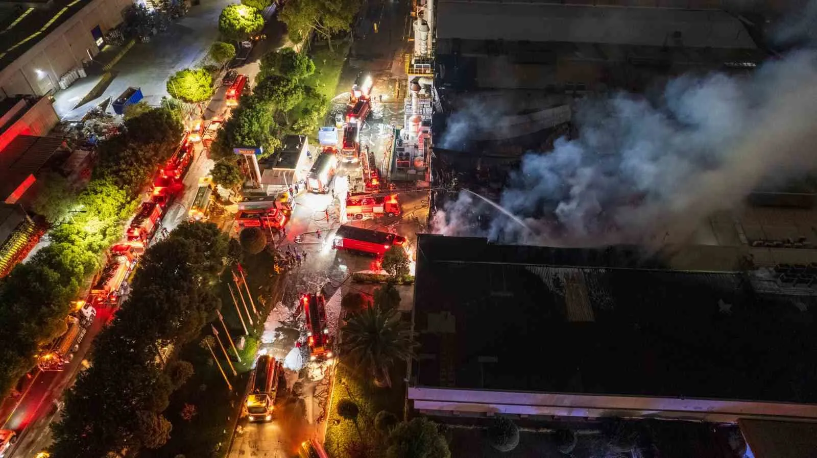Manisa'daki sanayi devinde korkutan yangın: Ekipler seferber oldu