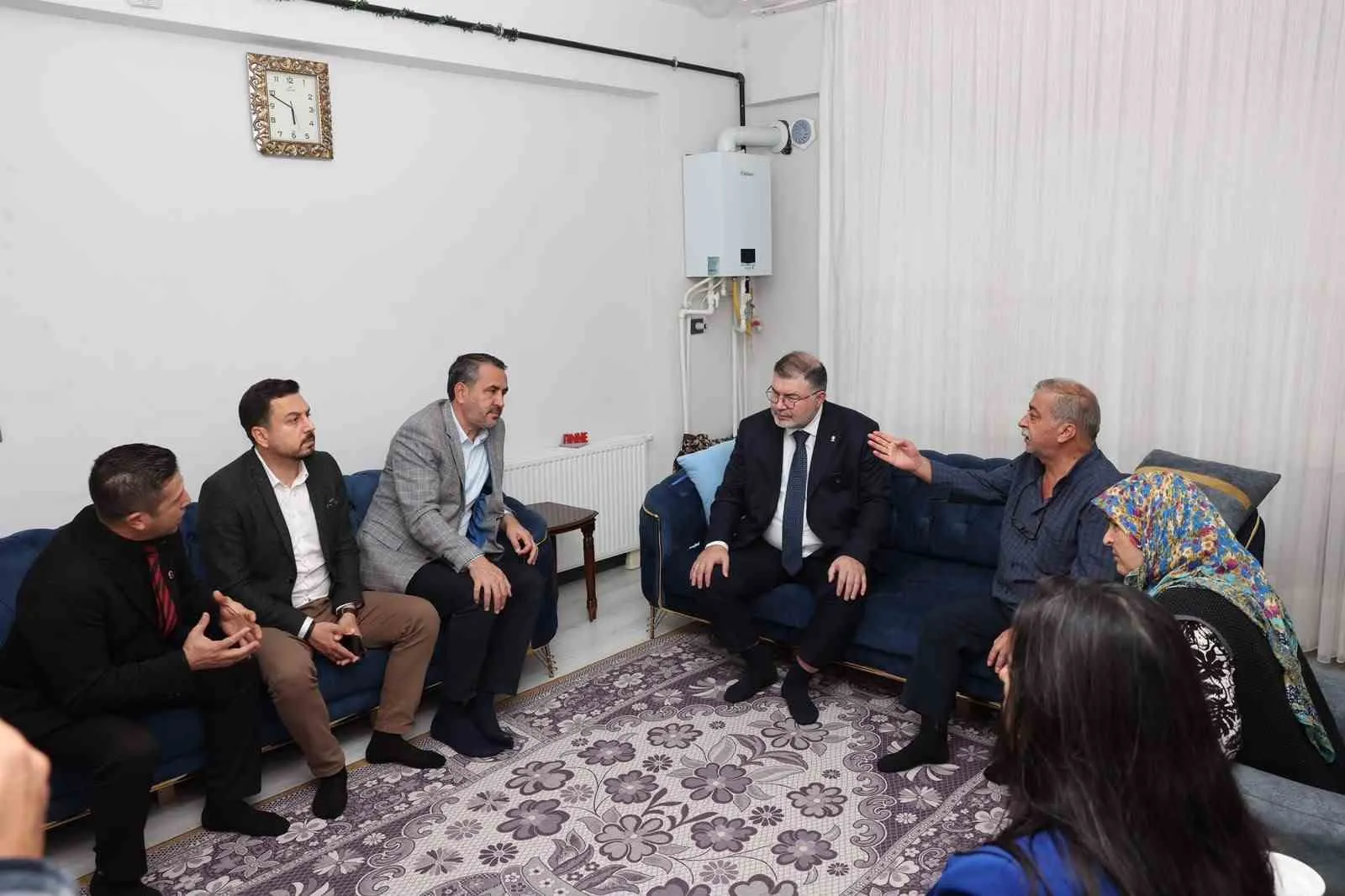 İzmir’de güvenli yuvalar yükseldi: Depremzede ailelerin yeni yaşam sevincine ortak oldu