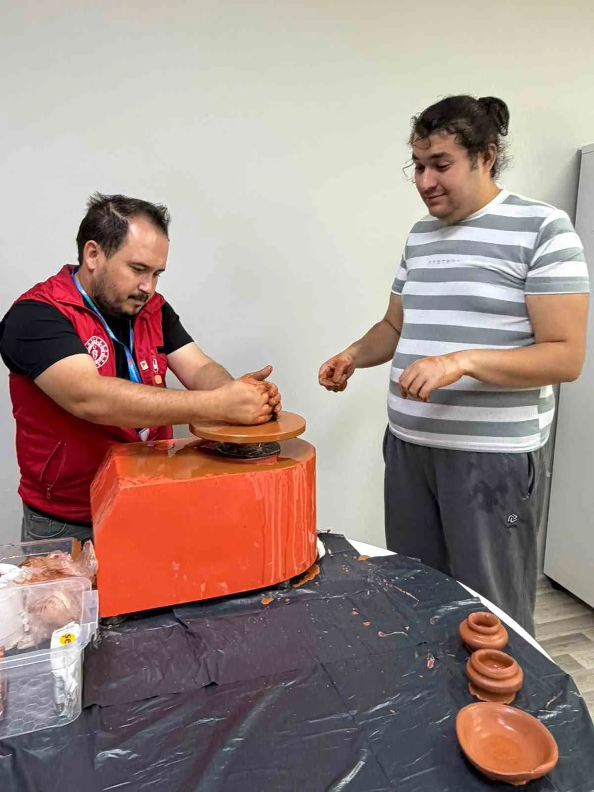 Çamurdan gelen özgürlük: Menteşe’de engeller sanatla aşıldı