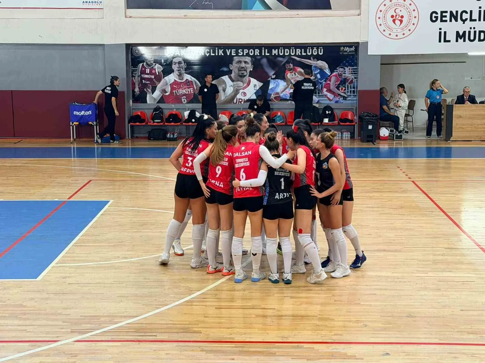 Turgutlu’da çifte heyecan: Voleybolda zirve sevinci, basketbolda zorlu sınav