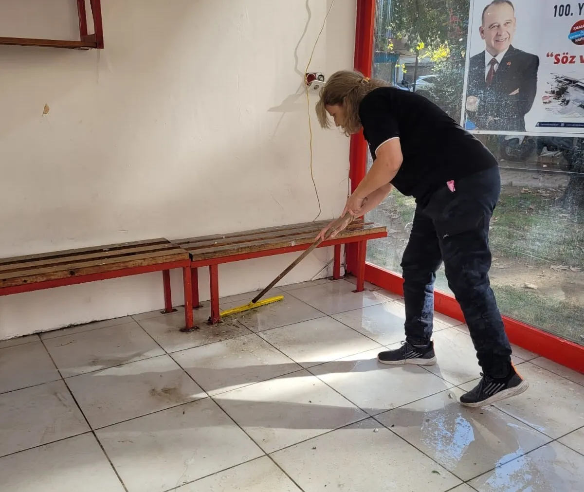 Turgutlu'da duraklara hijyen dokunuşu: Ortak alanları koruma çağrısı