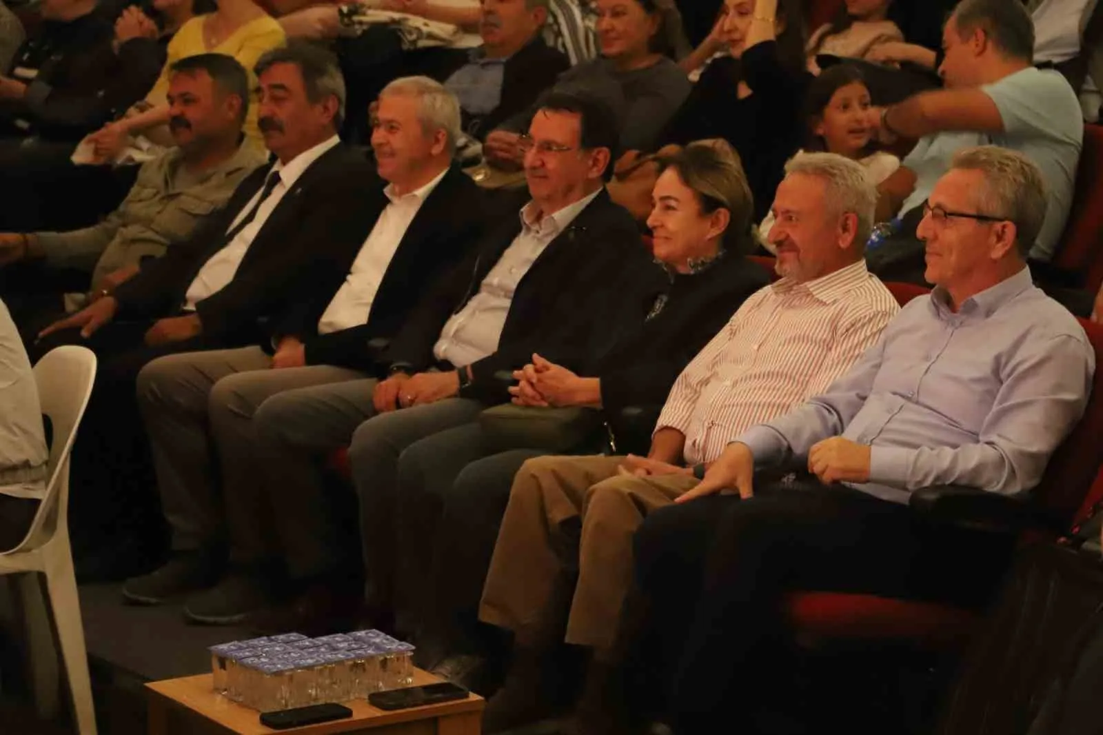 Nazilli'de sahne ışıkları vatan mücadelesi için yandı: Abide-i Aşk izleyiciyi büyüledi