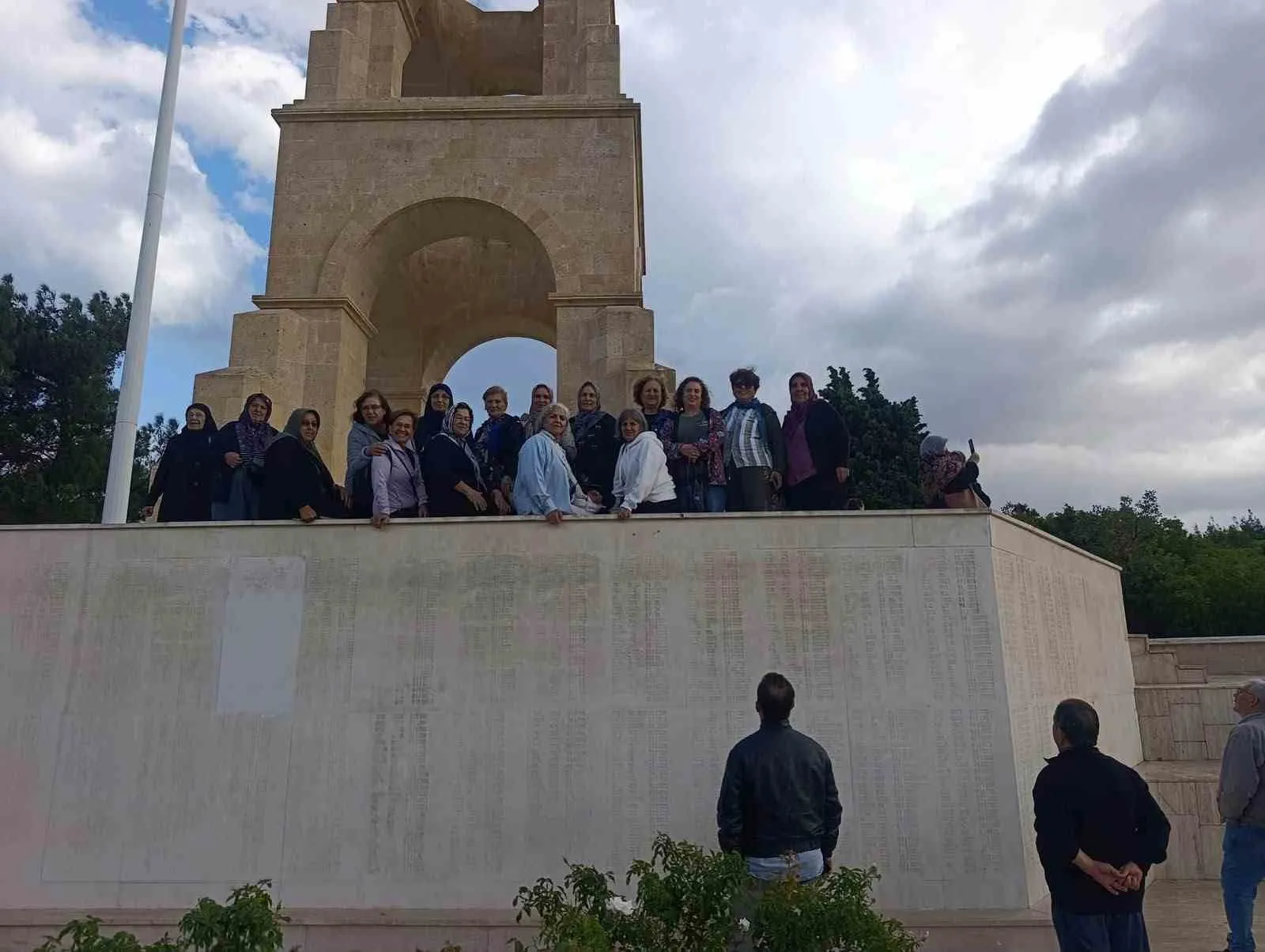 Sarıgöl'ün kadınları tarihin izini sürdü: Çanakkale'de duygu dolu anlar