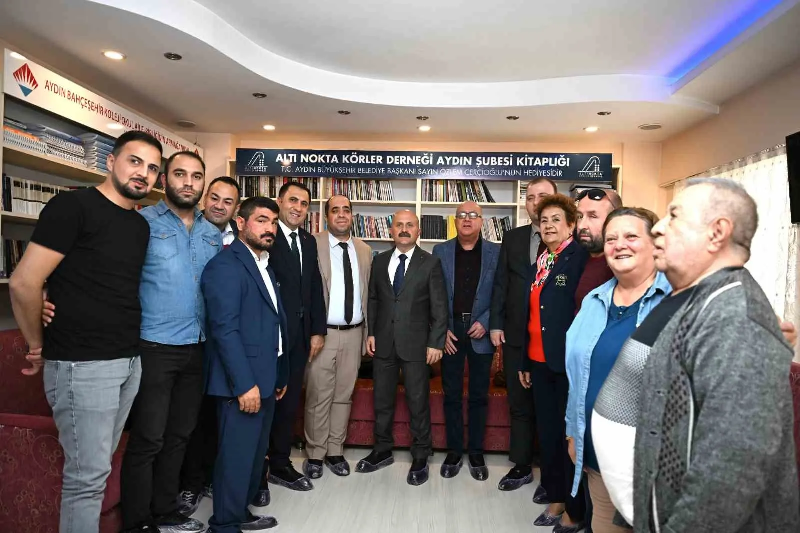 Edebiyatın sesi Aydın’da yükseldi: Vali Varol görme engelli üyelerle kitap okudu