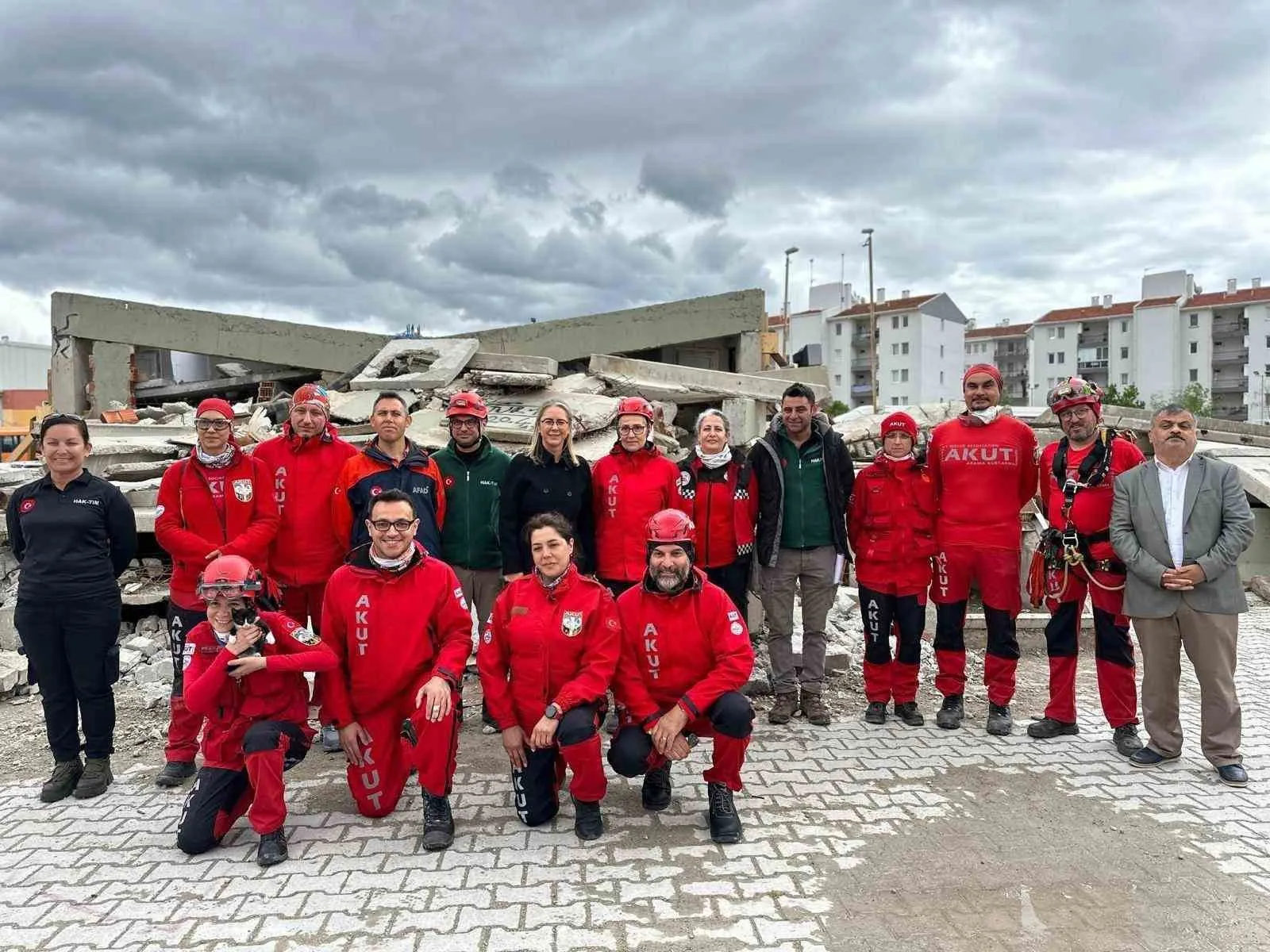 Evladının acısını umuda dönüştürdü: Stilettoları çıkardı, hayat kurtarmak için botlarını giydi