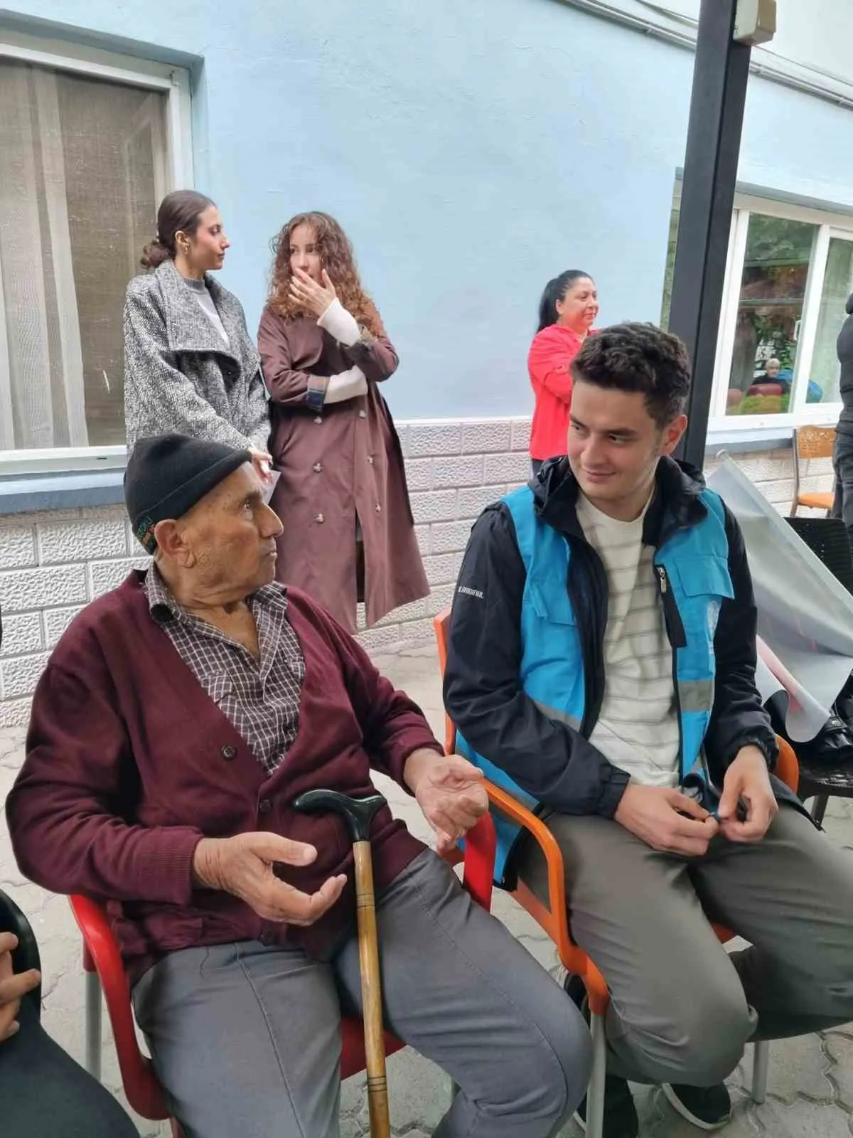 Toprağın bereketiyle yeşeren dostluk: Gençler ve büyükler aynı bahçede buluştu