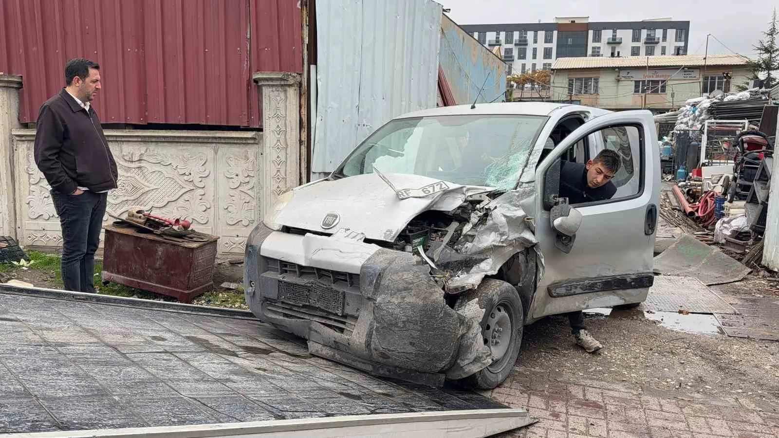 Efeli Kavşağı'nda korkunç kaza: Vinçle çarpışan araç hurdalığa savruldu