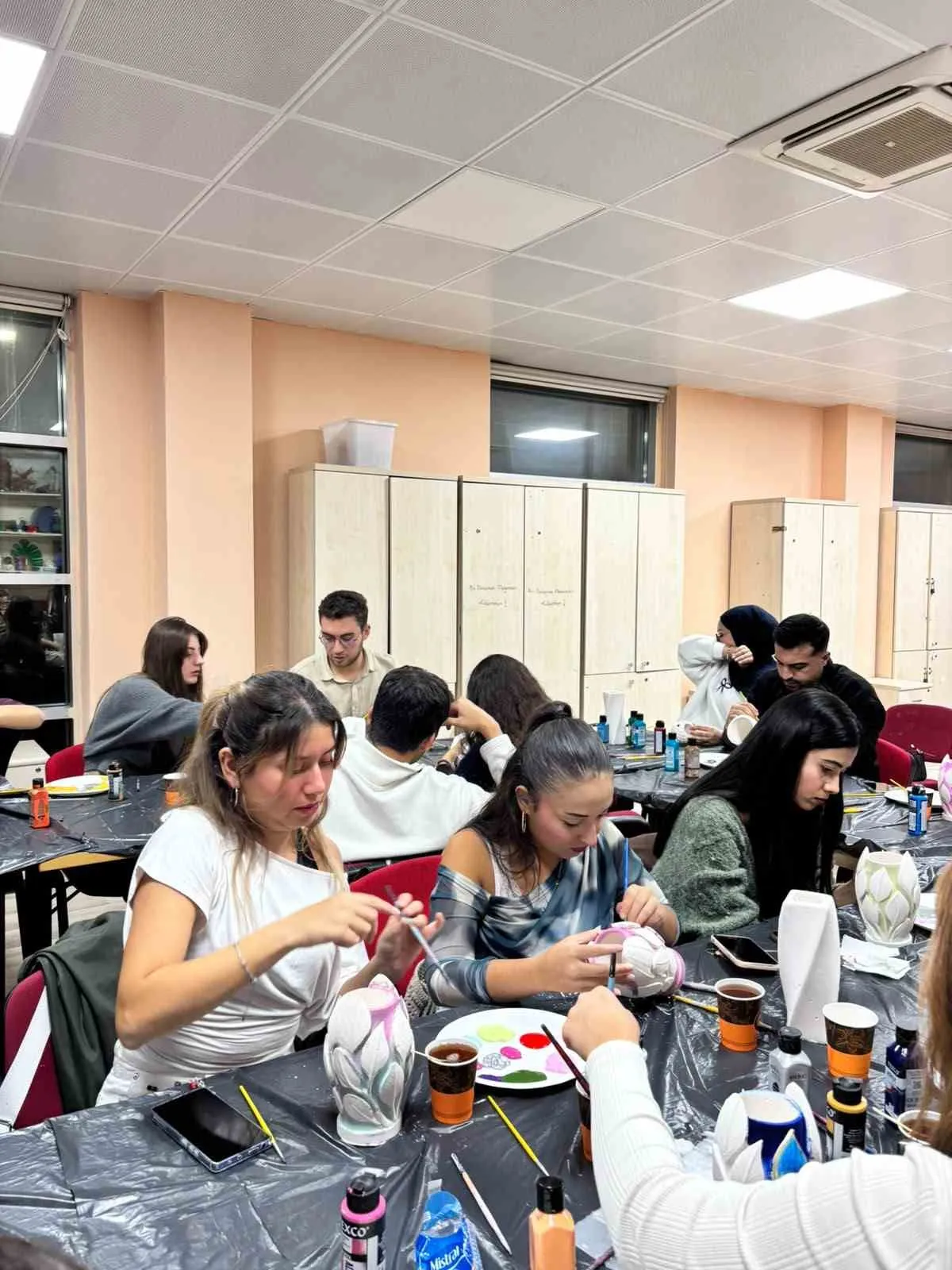 Menteşe’de sanat rüzgarı: Üniversiteliler seramik atölyesinde buluştu