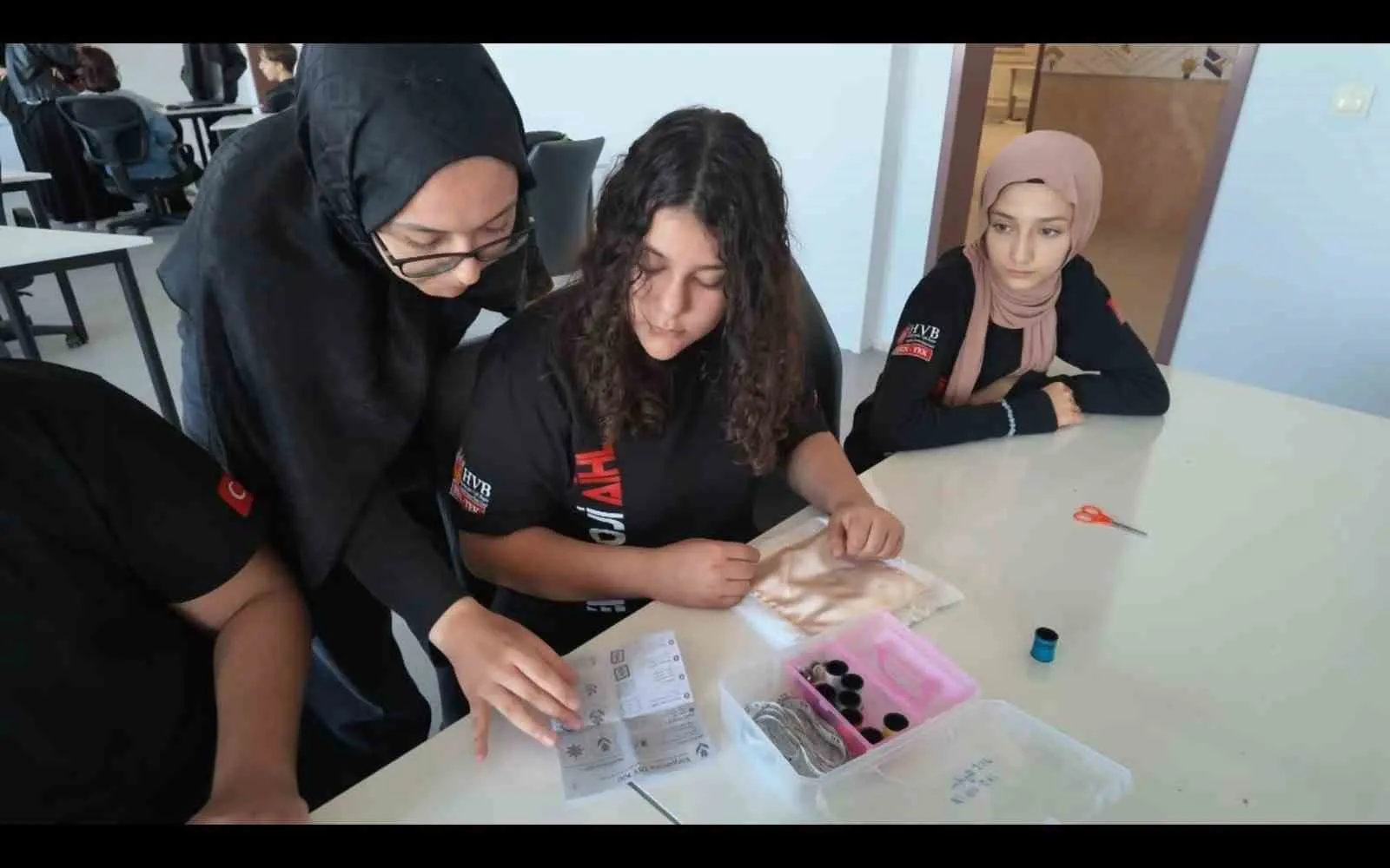 Ustaların izinde bir nesil: Denizlili öğrenciler kaybolmaya yüz tutan zanaatları yeniden canlandırıyor
