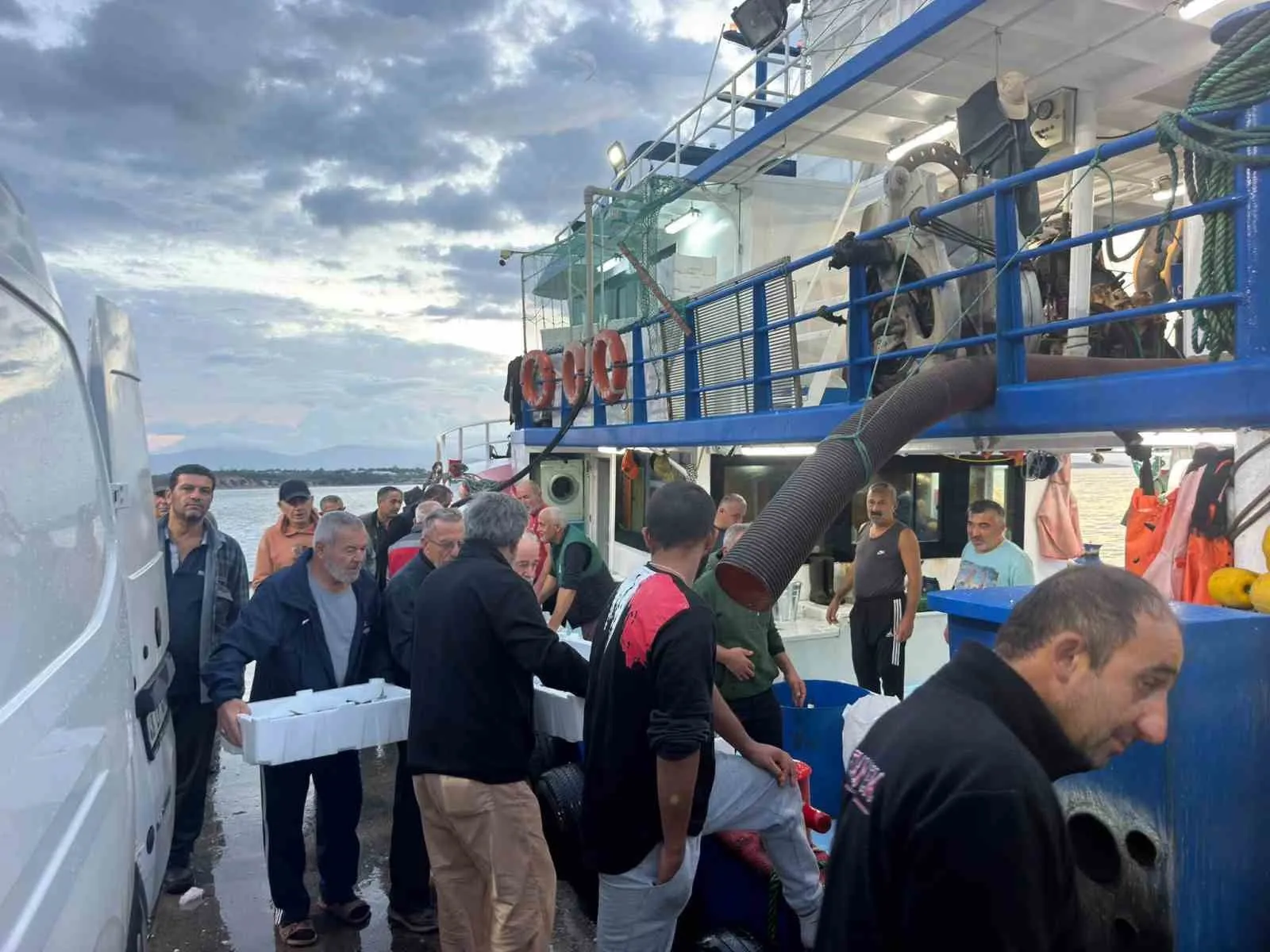 Didim denizlerinde hamsi nöbeti: Ekipler av limitlerini mercek altına aldı