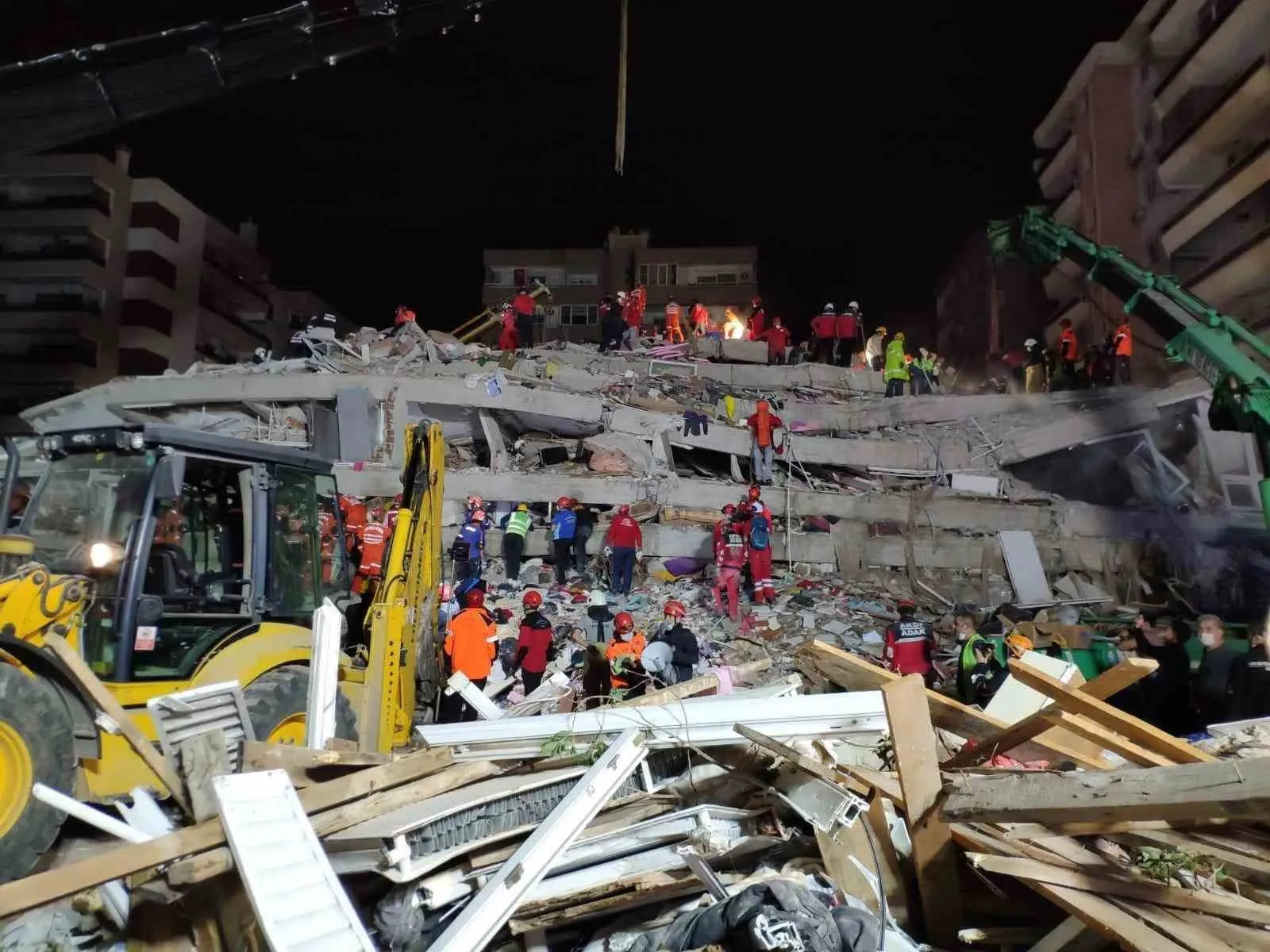 Enkazın görünmeyen kahramanları: 30 Ekim’in izleri yüreklerinde yaşıyor