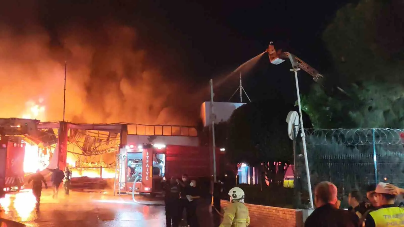 Manisa'da sanayi bölgesinden dumanlar yükseliyor: Dev tesiste tahliye kararı