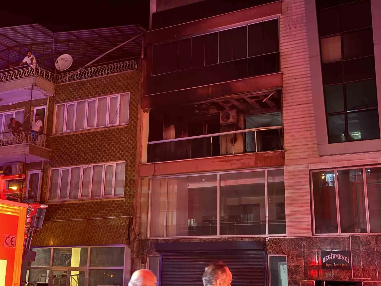 Aydın'da apartman dairesini alevler teslim aldı: 5 kişi ölümden döndü