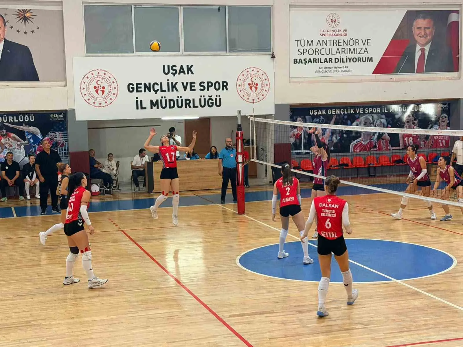 Turgutlu’da çifte heyecan: Voleybolda zirve sevinci, basketbolda zorlu sınav