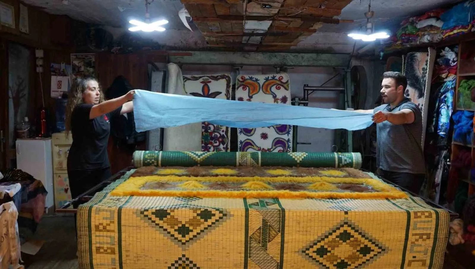 Ofis hayatını elinin tersiyle itti: Ata yadigarı tezgahlarda moda rüzgarı estiriyor