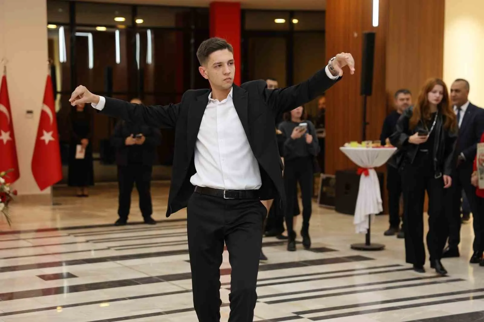 Şehzadeler’de Cumhuriyet coşkusu: Vals ve zeybek aynı sahnede buluştu