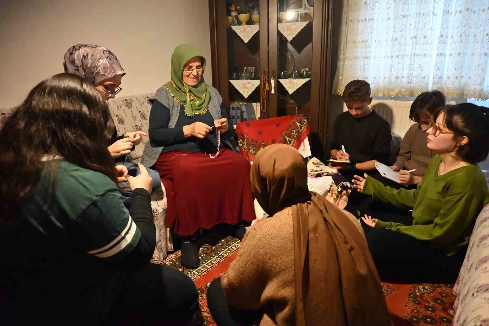 İğne oyaları dile geldi: Gençler Anadolu’nun kayıp hafızasını sandıktan çıkardı
