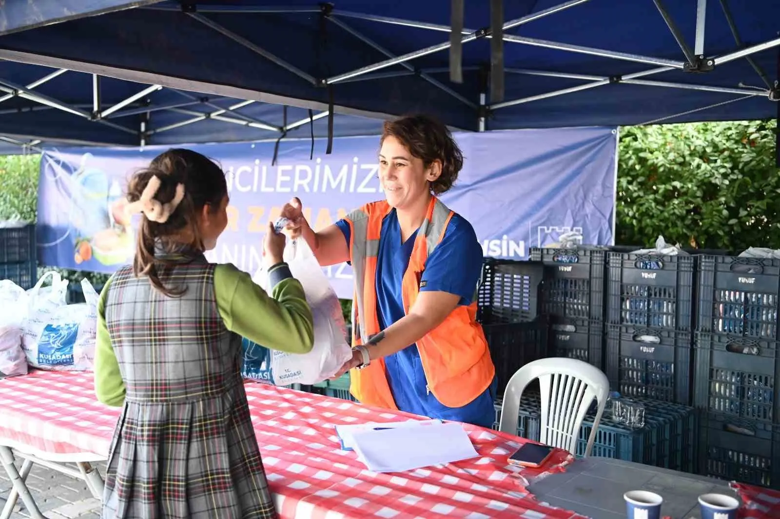 Kuşadası’nda dayanışma sofrası: Binlerce öğrenciye beslenme desteği
